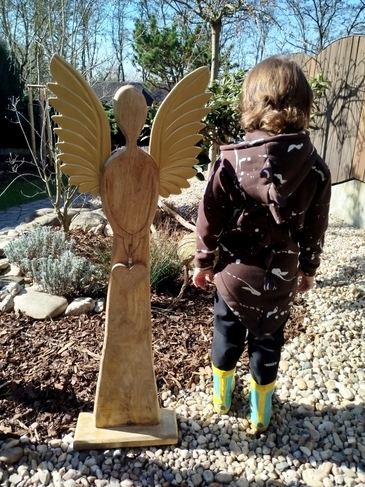Dřevěný anděl MAXI, ZLATÁ kovová křídla, 115 cm