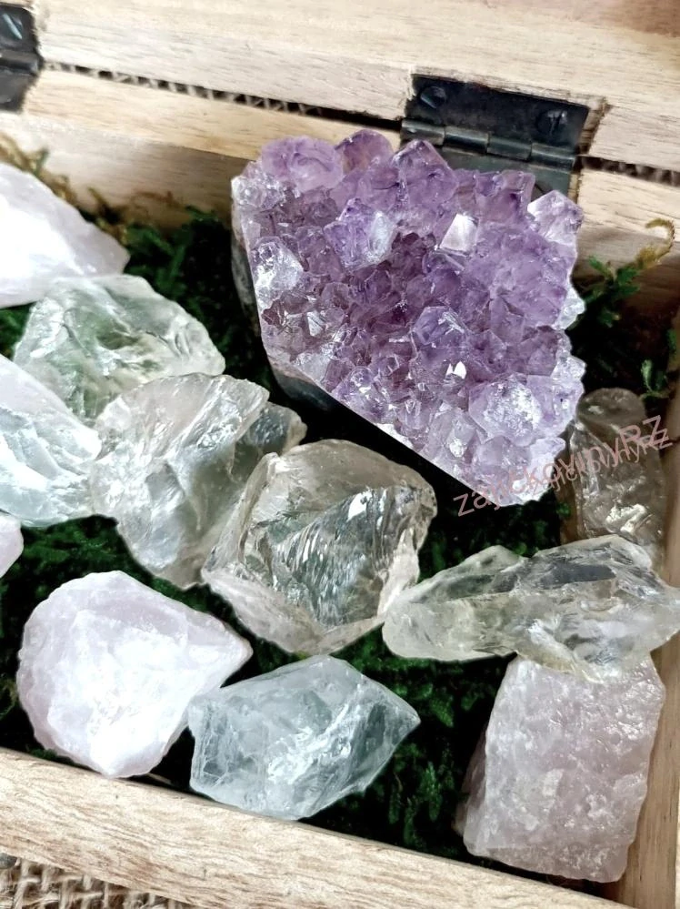 Krabička s drúzou a surovými minerály, 15 ks