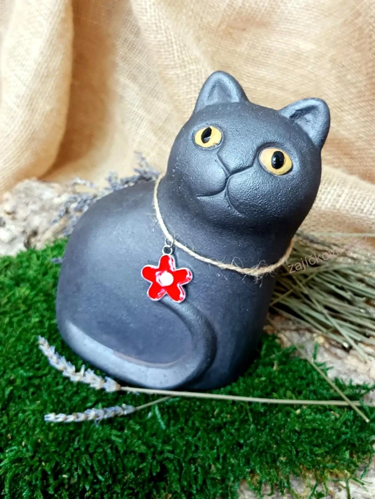 Kočka betonová S PŘÍVĚSKEM č.1