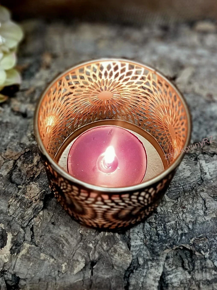 Svícen kovový s ornamenty, 8 cm