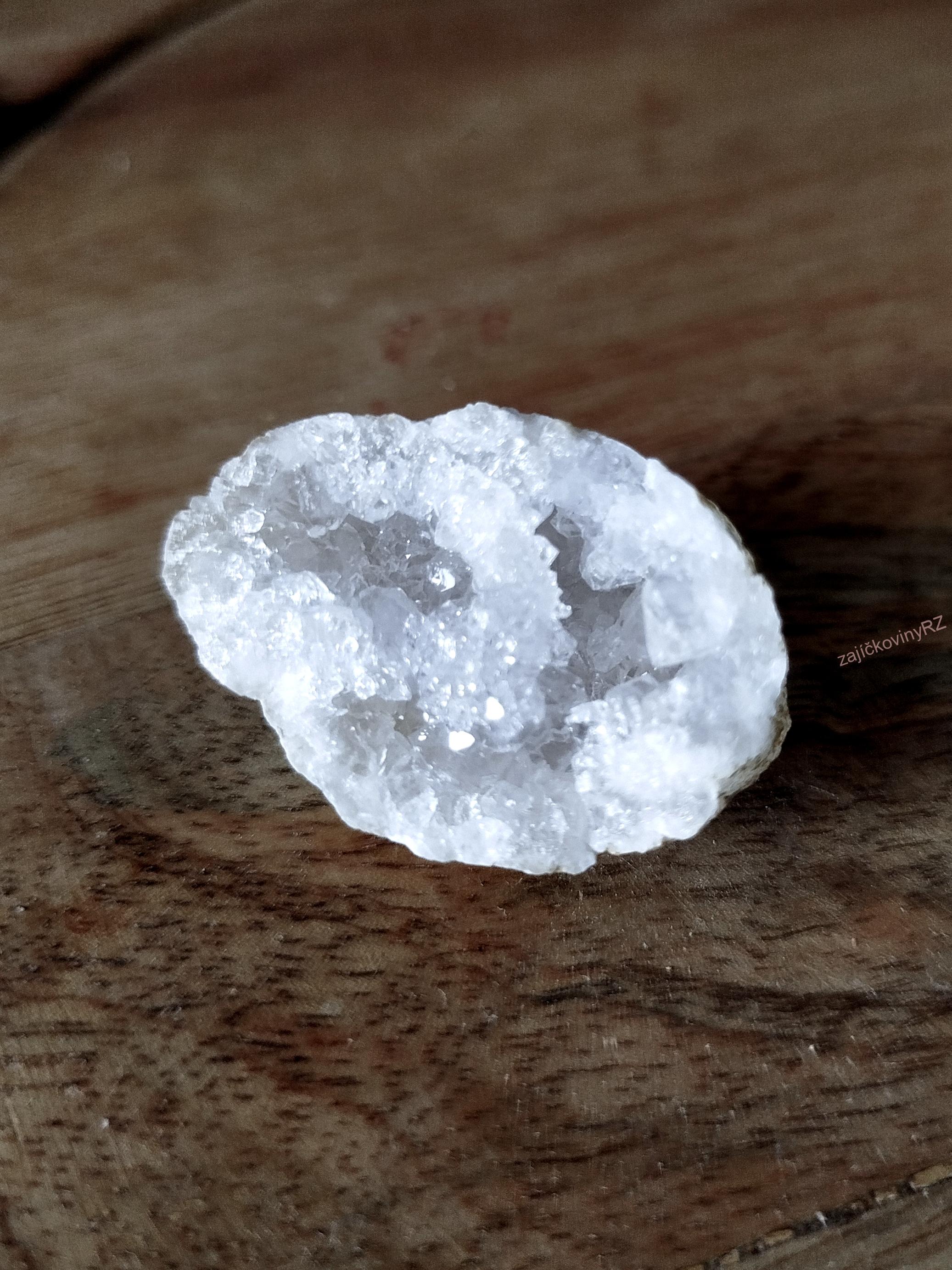 Křišťálová geodka cca 3,7 cm