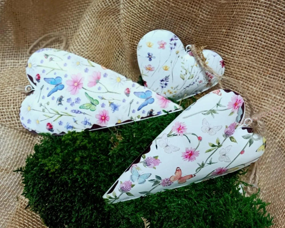 Závěsné srdce, plechové, s motivem květin, 18 cm