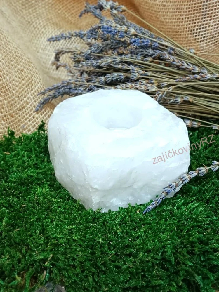  Svícen surový křišťál, cca 1 kg