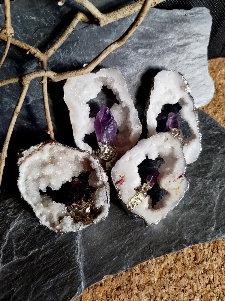 Přívěsek achát, drúza s menším krystalem ametystu