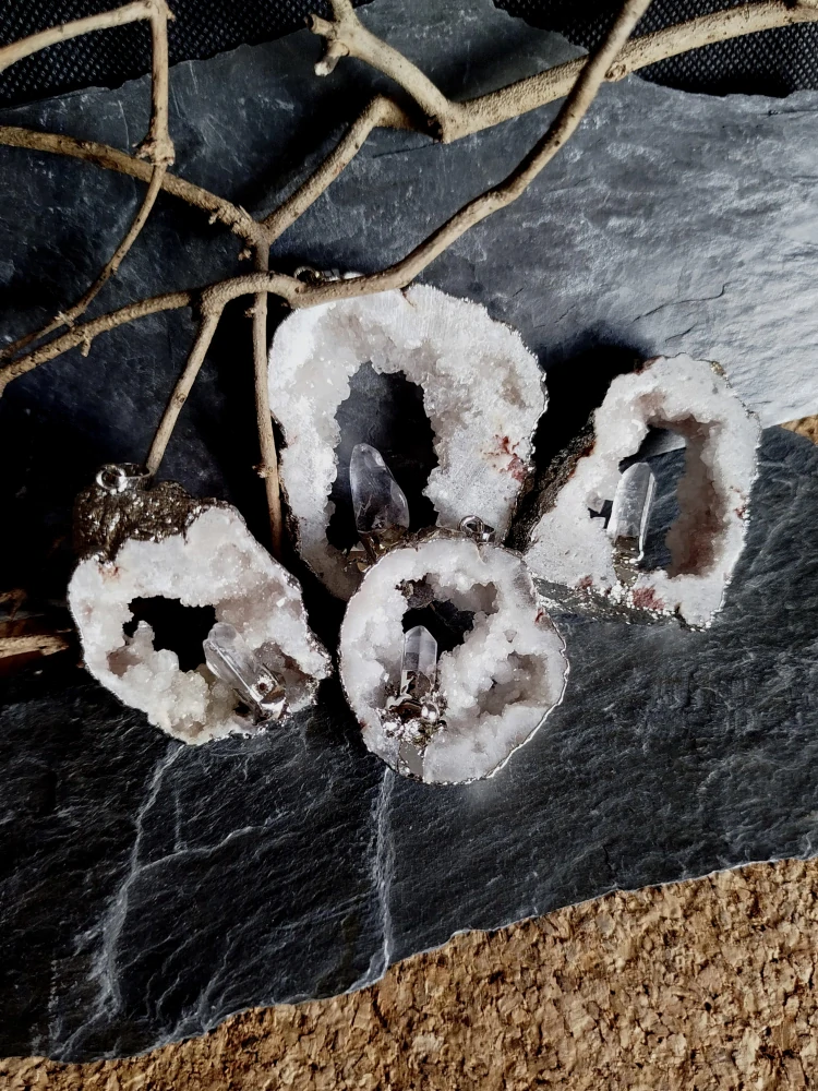 Přívěsek achát, drúza s velkým krystalem křišťálu