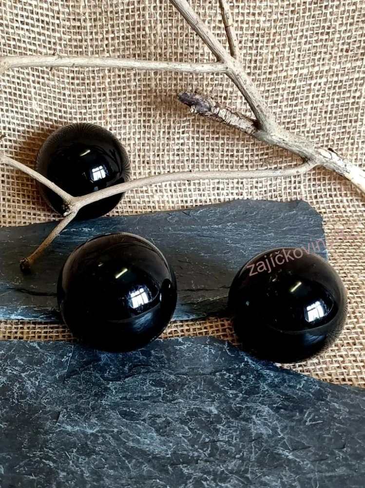 Koule z obsidiánu, průměr 5-5,5 cm, náhodný výběr