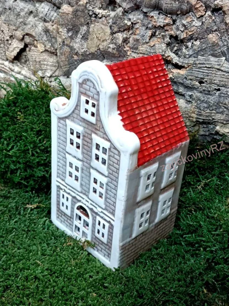 Keramický domeček, červená střecha, 16,5 cm