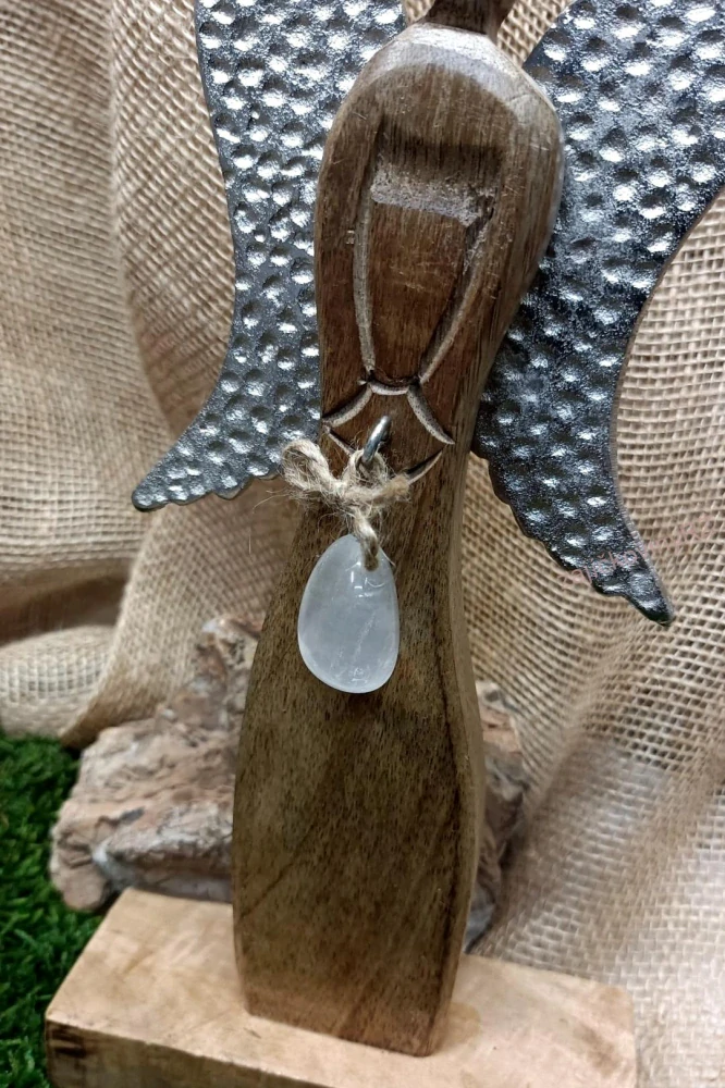 Dřevěný anděl s kovovými křídly a křišťálem na provázku, 25 cm