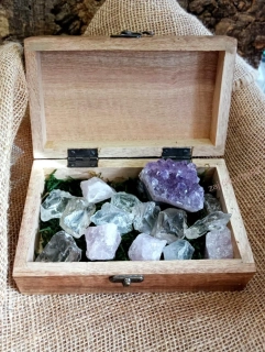 Krabička s drúzou a surovými minerály, 15 ks