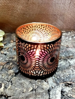 Svícen kovový s ornamenty, 8 cm