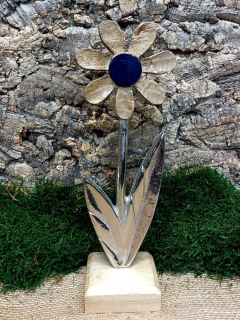 Květina kov a dřevo, modrý střed, 30,5 cm