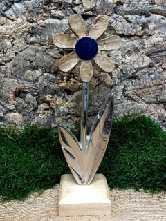 Květina kov a dřevo, modrý střed, 30,5 cm