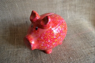 Pokladnička prasátko, červené s květy, 15 cm