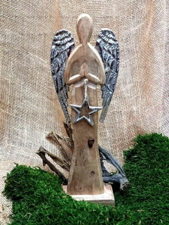Anděl dřevěný s kovovými křídly a hvězdou, 32,5 cm