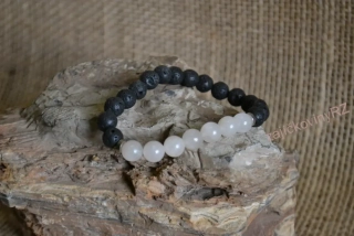 Náramek z vulkanického minerálu, láva s růženínem, průměr kuličky 8 mm