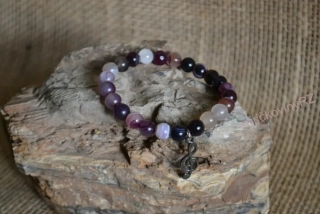 Náramek z minerálních kuliček, achát fialový, s houslovým klíčem, průměr kuličky 8 mm