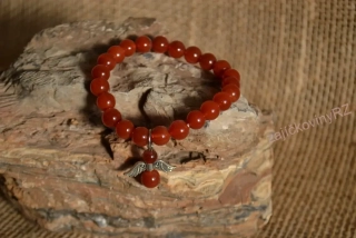 Náramek z minerálních kuliček, karneol, s andílkem, průměr kuličky 8 mm