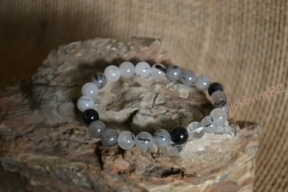 Náramek z minerálních kuliček, křišťál s turmalínem, průměr kuličky 8 mm