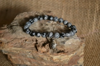 Náramek z minerálních kuliček, obsidián vločkový, s kovovým přívěskem ve tvaru želvičky, průměr kuličky 8 mm