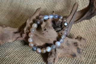 Náramek z minerálních kuliček, z více odstínů achátu, průměr kuličky 8 mm