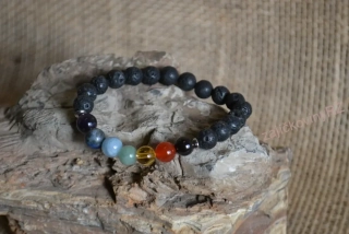 Náramek lávový s barevnými minerálními kuličkami a kovovými aplikacemi, průměr kuličky 8 mm