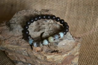 Náramek s korálky ze santalového dřeva, achát indický, světlé kuličky, průměr kuličky 8 mm