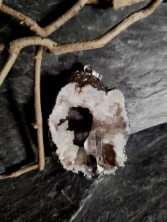 Přívěsek achát, drúza s krystalem křišťálu