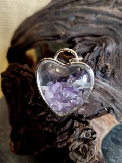 Přívěsek srdíčko, se zlomky přírodního ametystu 