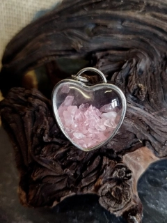 Přívěsek srdíčko, se zlomky přírodního růženínu