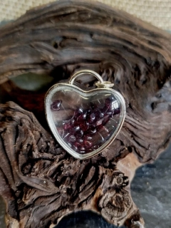 Přívěsek srdíčko, se zlomky přírodního granátu