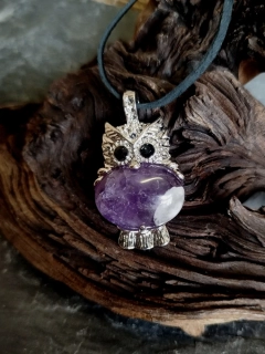 Přívěsek třpytivý sova s ametystem 2,5 cm, včetně šňůrky z eko kůže