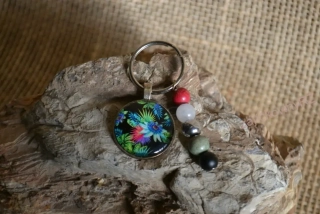 Klíčenka s přívěskem s minerály, motiv květin
