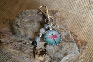 Klíčenka s přívěskem s minerály, motiv vážka, černý korálek