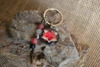 Klíčenka s přívěskem s minerály, motiv liška