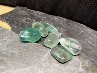 Fluorit duhový tromlovaný, 3-4 cm, 1 ks, náhodný výběr