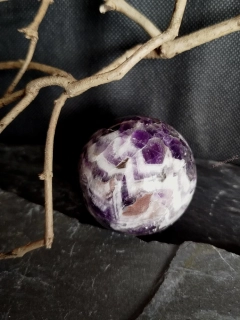 Koule ametyst chevron, průměr 5-5,5 cm