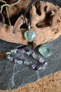 Sada fluorit-náramek, přívěsek a kámen