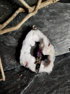 Přívěsek achát, drúza s menším krystalem ametystu