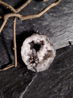 Přívěsek achát, drúza s krystalem křišťálu