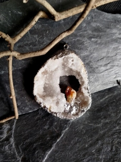 Přívěsek achát, drúza s krystalem citrínu