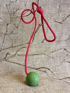 Míček z tvrdé gumy na šňůře 60 cm