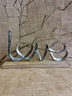 Love nápis na podstavci 33 cm