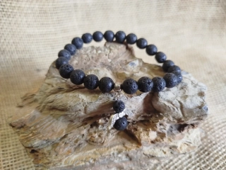 Náramek lávový, s andílkem, průměr kuličky 8 mm