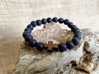Náramek lávový, s dřevěným křížkem, průměr kuličky 8 mm