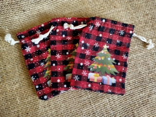 Sáček jutový 1ks, červený, dekor stromeček 10x14 cm