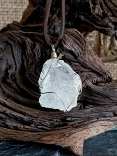  Přívěsek ze surového křišťálu cca 3x2 cm, včetně šňůrky z eko kůže
