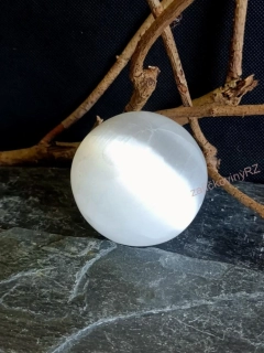 Koule selenit, průměr cca 6,5-7 cm