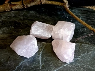 Růženín surový kámen 1 ks, 3- 4 cm