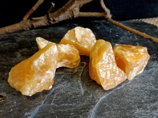 Kalcit oranžový, surový kámen 1ks, 4-5 cm