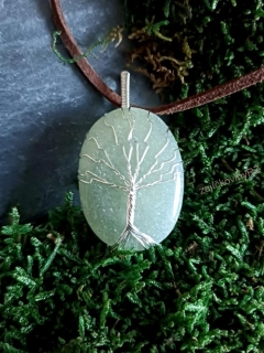 Přívěsek avanturín, cca 4,5x3 cm, včetně šňůrky z eco kůže